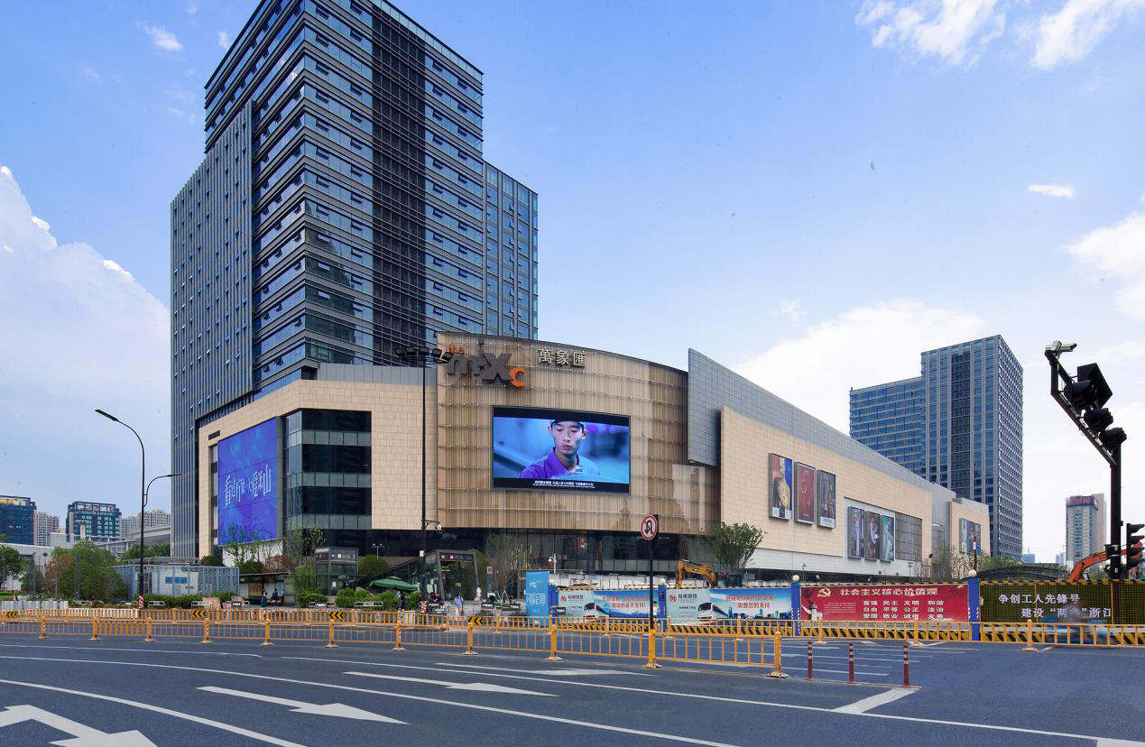 这个楼盘竟然住公园隔壁!