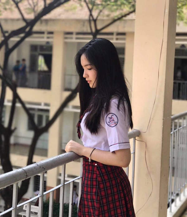 越南高中妹子福利美照皮肤白皙傲人上围呼之欲出