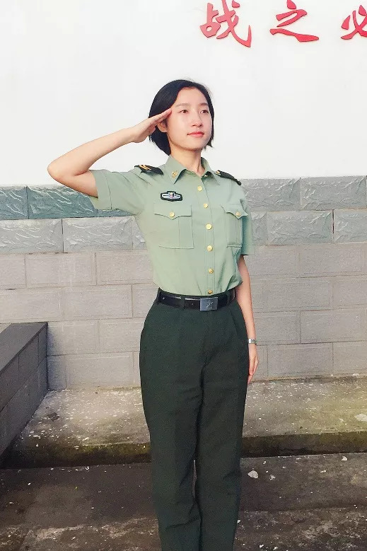 姓名:段敏籍贯:四川达州单位:63818部队当了兵才知道帽徽为什么这样红