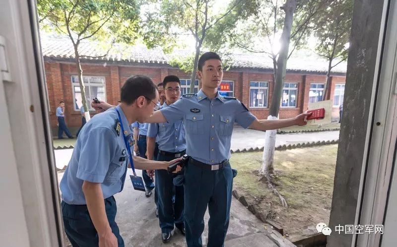 没有家长,纠察的钢盔铮亮……|空军|纠察|钢盔_新浪军事_新浪网