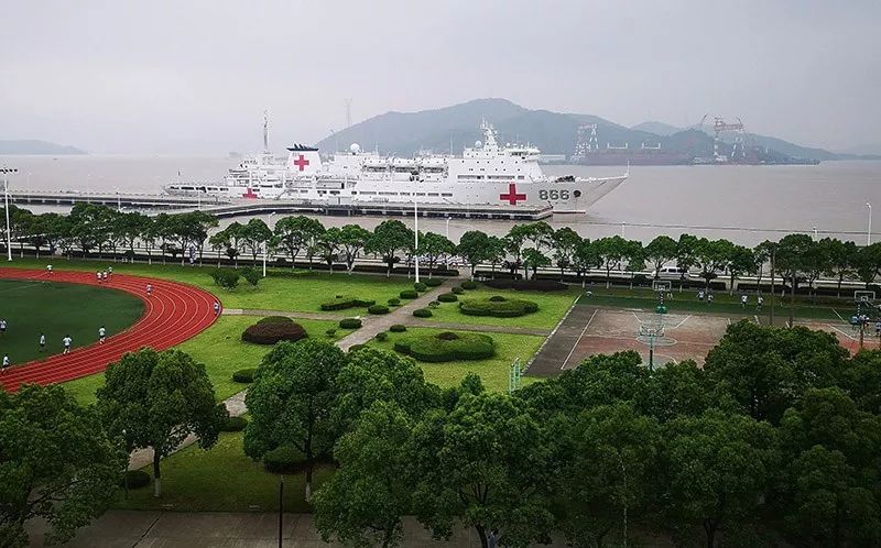 雨蒙蒙情深深这艘海军明星船用两天暖透军港内外