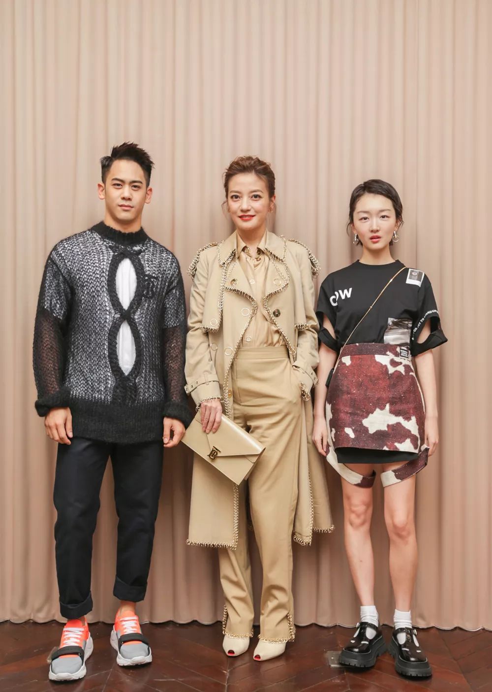 李安夫妇助阵儿子新片,李淳西装配短裤造型绅士,浓眉大眼颜值高