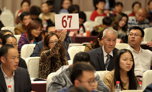 四川乐山举行扶贫公益拍卖活动助力扶贫工作