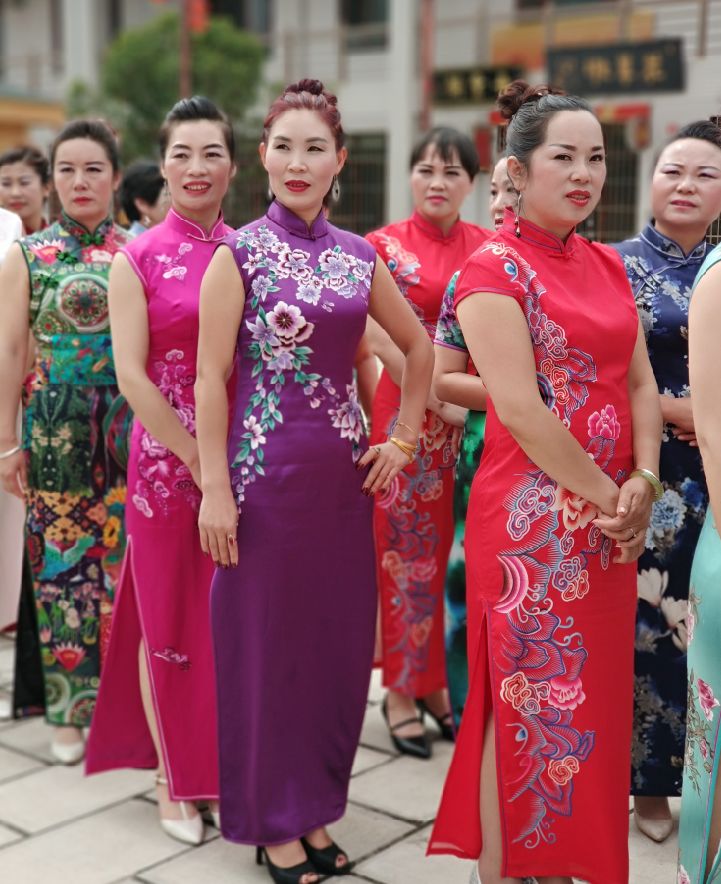 此次旗袍秀以"荷叶田田,风月无边"为主题,来自全市48支旗袍队的一千多