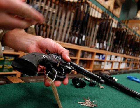 9岁男童枪杀亲姐 只因姐姐不让出遥控器