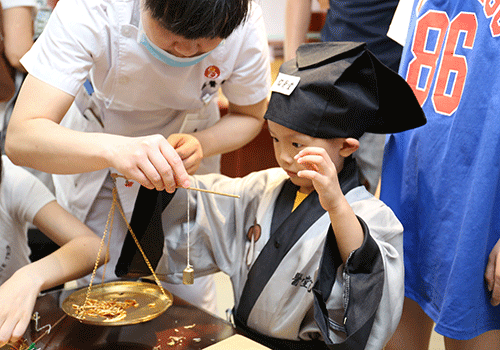 承中医药文化传国粹重庆铭医堂医院迎来史上最萌小中医