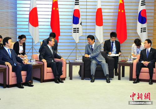 资料图:日本首相安倍晋三(右2)2016年8月24日集体会见在东京出席第八次中日韩三国外长会的中国外长王毅(左2)、日本外相岸田文雄(右1)和韩国外长尹炳世(左1)。中新社记者 王健 摄