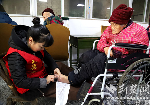 襄阳志愿者周末在郊区老年人托管中心开展服务活动|襄阳|志愿者|老人