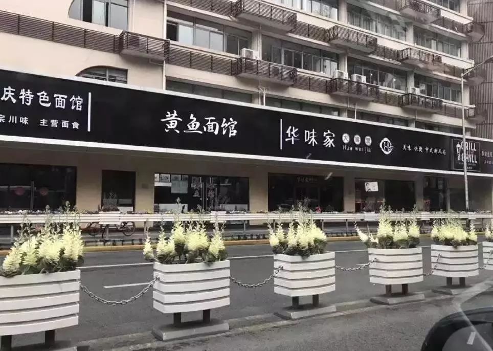 上海常德路的店铺,招牌全被换成了黑底白字.