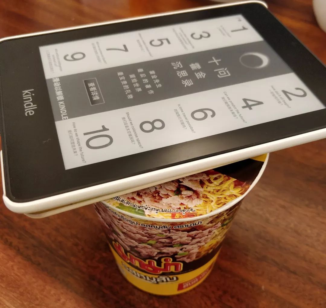 他们也纷纷晒出自己手上 kindle 的实际用途和盖泡面桶的图片……就在