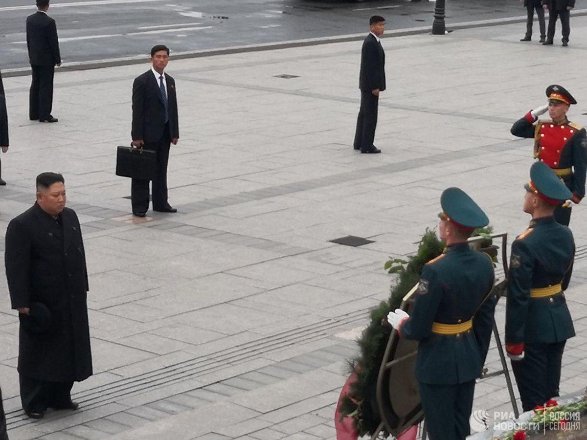 朝鲜最高领导人金正恩访问太平洋舰队战斗荣誉纪念碑广场，并在长明火前献花。东方IC 资料
