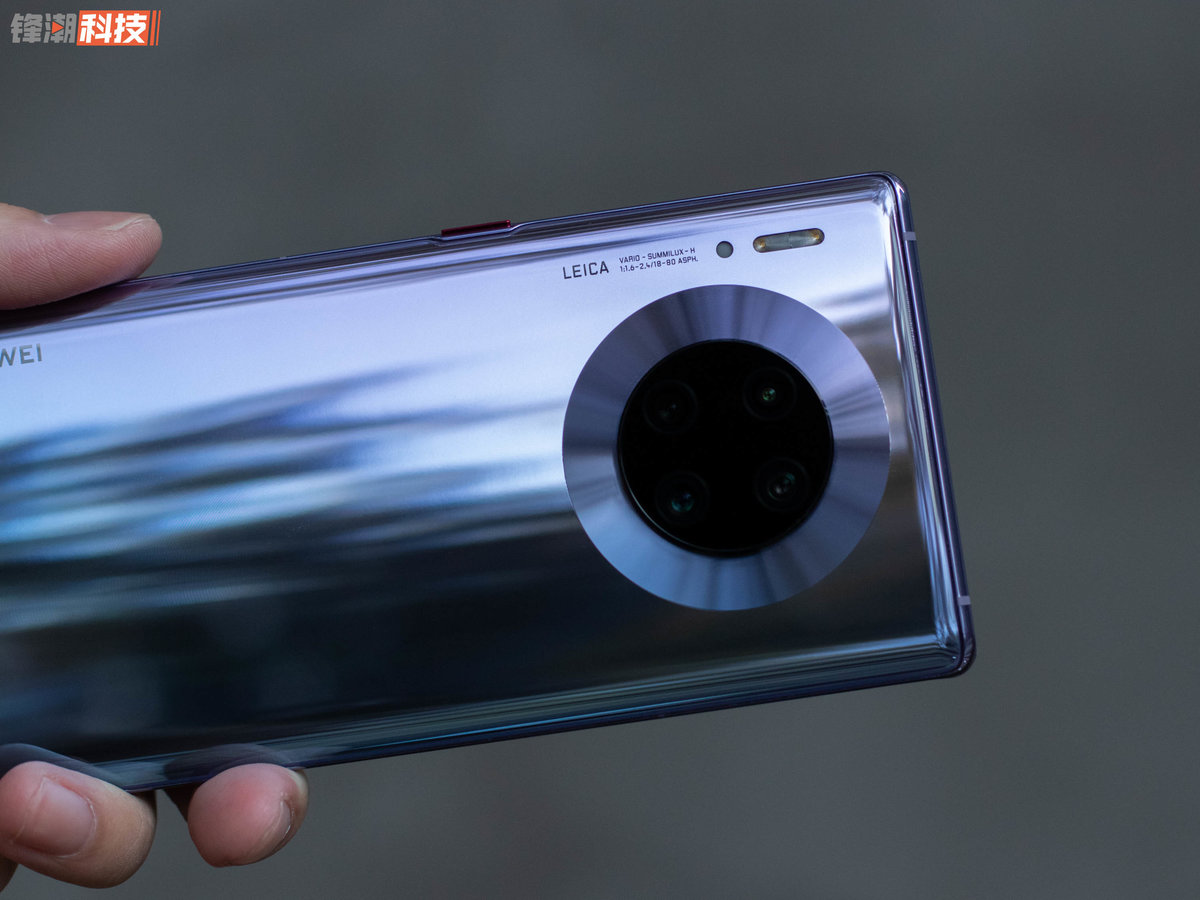 华为mate30pro图赏屏幕无边界身后有光环