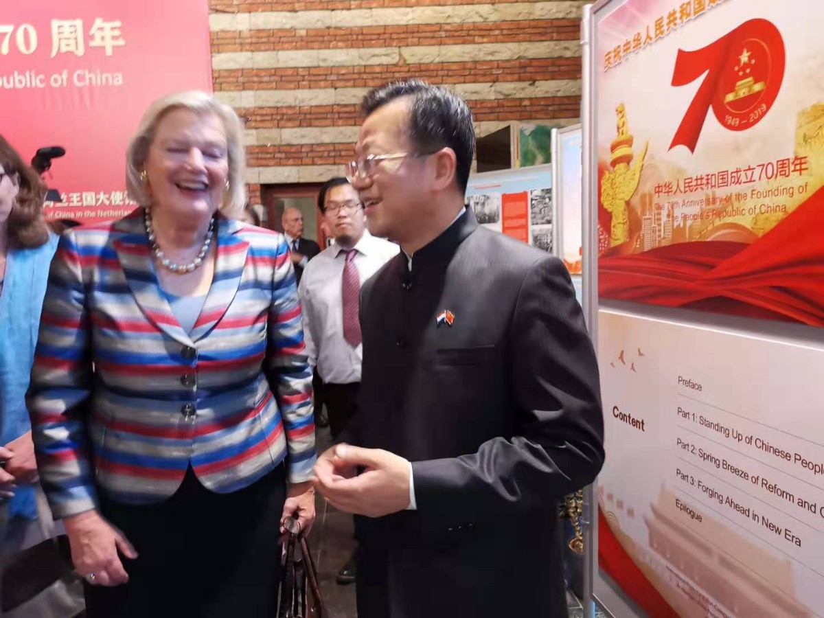 徐宏大使陪同布鲁克斯-克诺尔参观图片展.