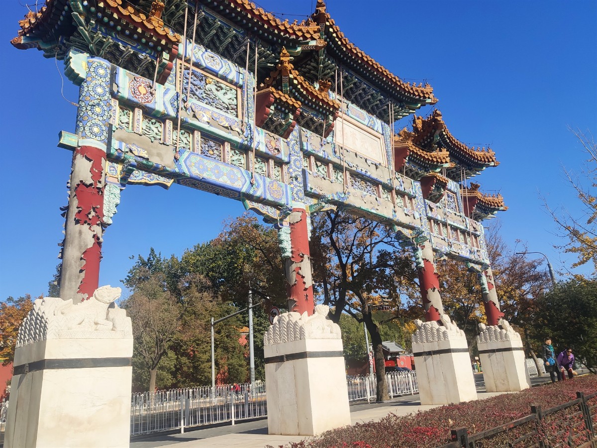 大杀风景没主儿的大德曰生牌楼漆快掉光了