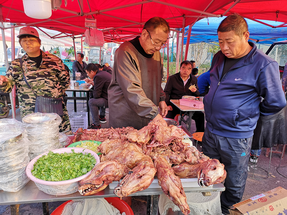 大叔每周卖一天狗肉汤一月盈利上万元抓肉不需要用手