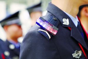 广铁警方配备300个led警示肩灯 方便旅客找民警