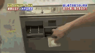 看到自己之前上节目画的画，笑着说“居然画了六只脚”。