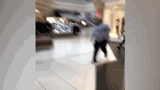男子驾车冲入购物中心横冲直撞 民众尖叫"枪手来了"躲闪 是恐袭?