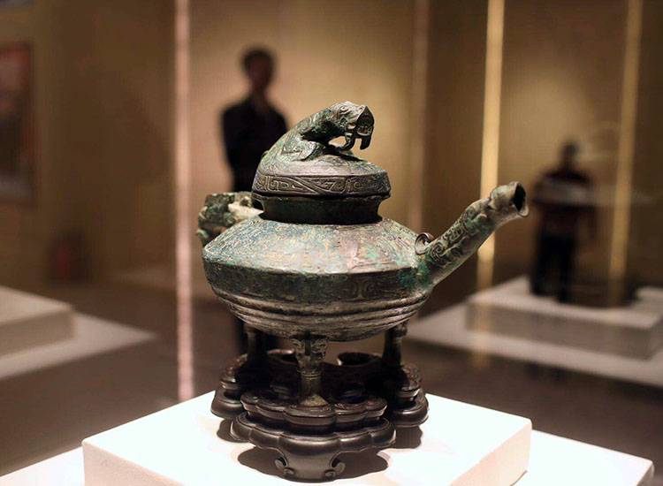 备受社会各界瞩目的流失海外百余年的西周青铜"虎鎣"于2018年11月回归