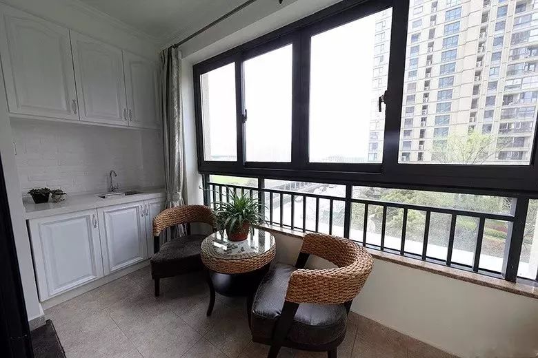 最为常见的就是以玻璃落地窗直接封闭阳台,这样既保持阳台的