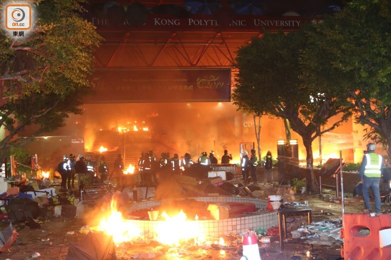 暴徒占据香港理工大学校园(图源:香港“东网”)