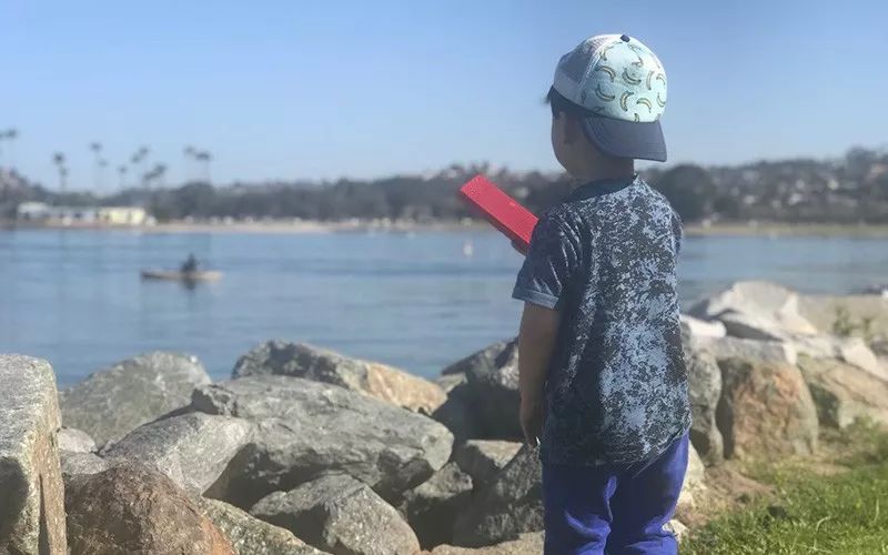 看着你长大,突然就怕了 | 24 个爸妈手机里孩子的背影