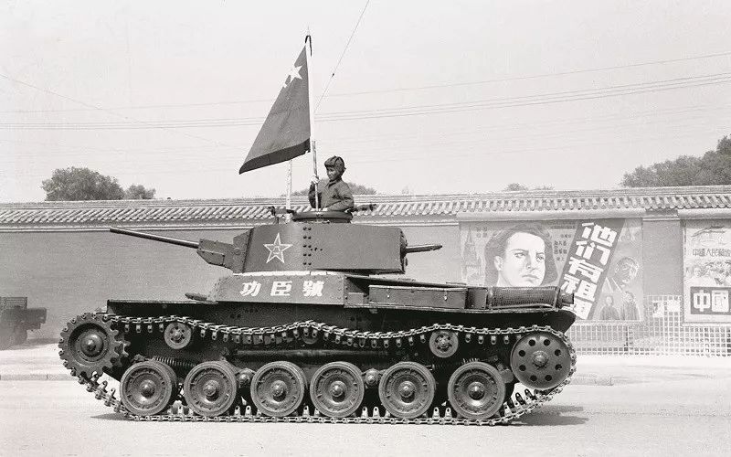 1949年10月1日开国大典阅兵式上，董来扶驾驶着“功臣号”带领坦克方队接受检阅。