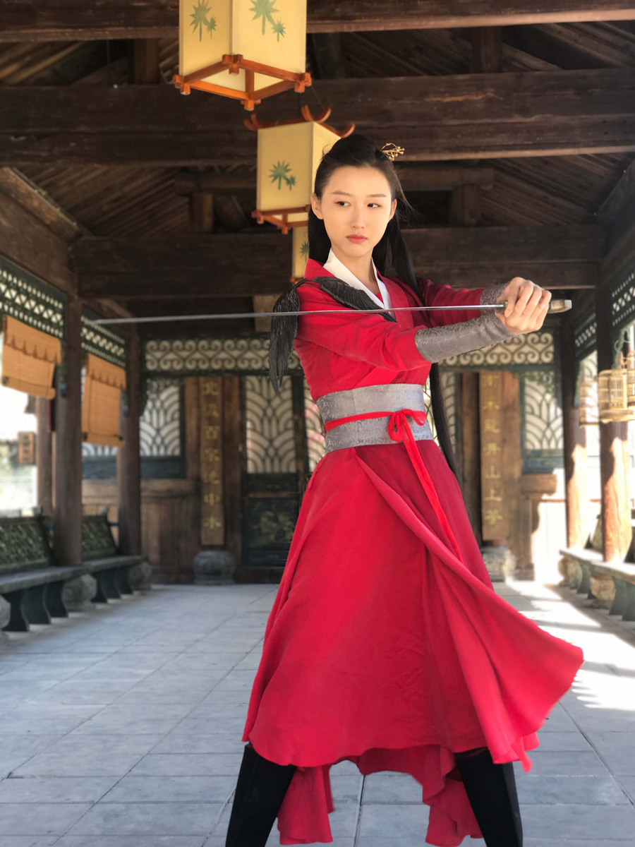 谢林彤全新look曝光 明媚动人似午后阳光