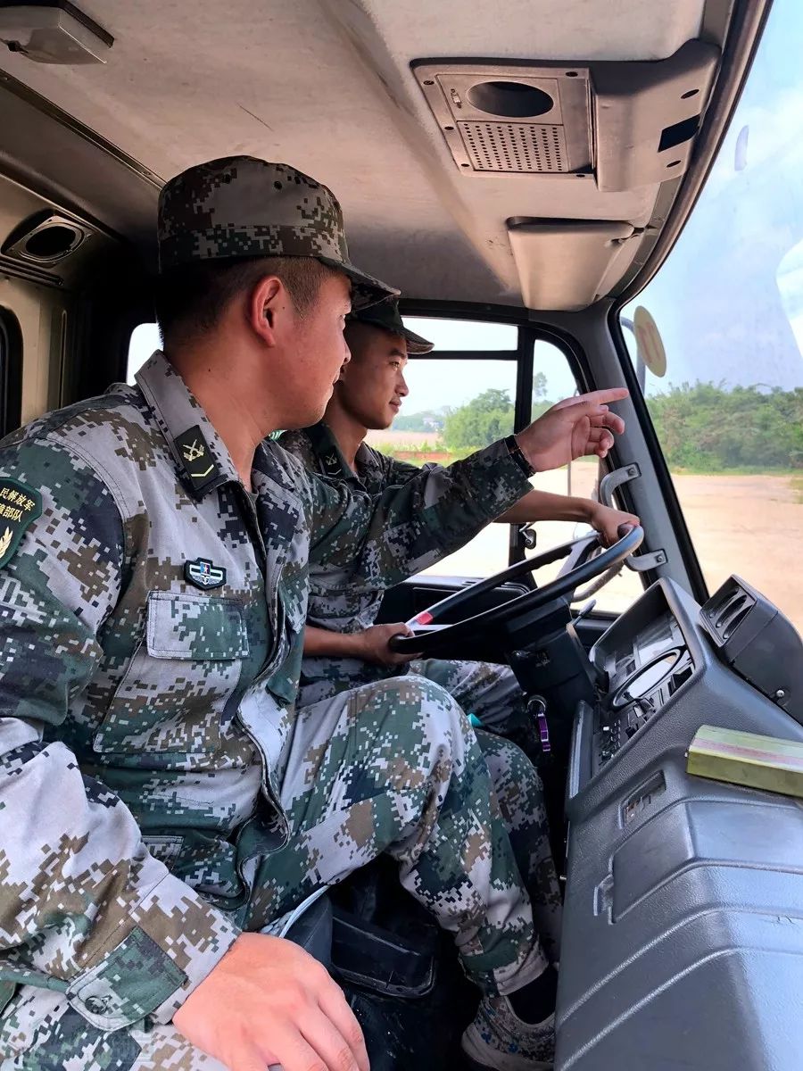 这是汽车兵的路考途经16个乡镇行驶84万公里