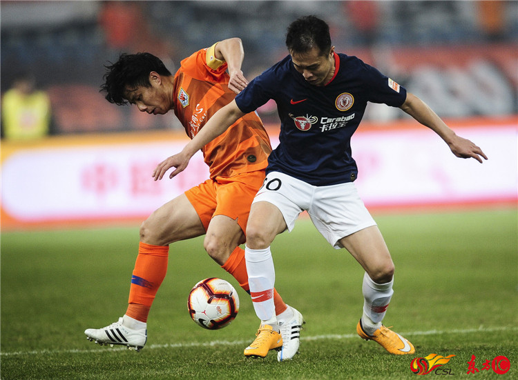 中超联赛第5轮上海海港4比2击败山东泰山领跑积分榜