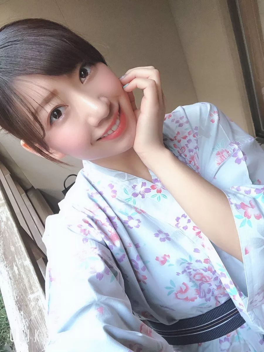 日本女爱豆23岁还跟爸爸哥哥一起泡澡,知道真相后网友纷纷点赞.