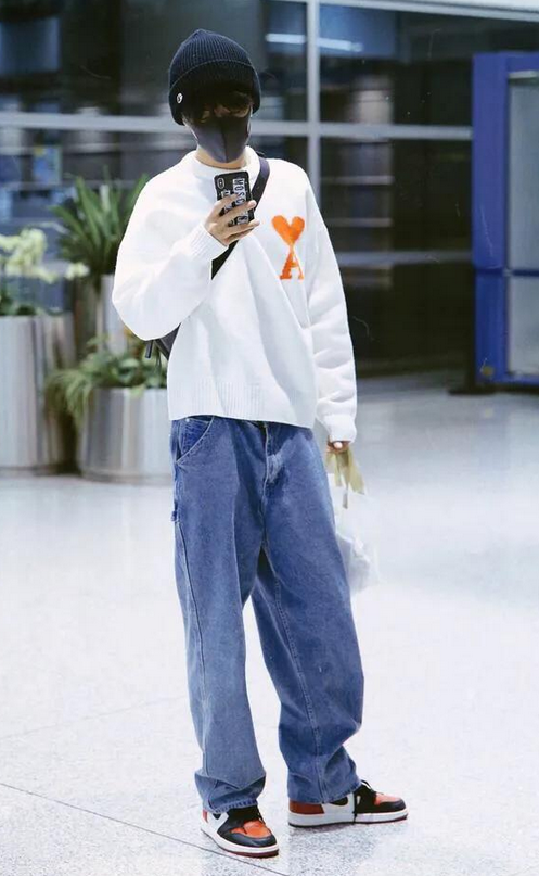 肖战最新沙漠写真曝光穿皮衣戴牛仔帽炫酷拉风帅成了贵族骑士