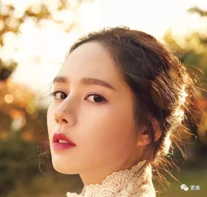 第一个想到的就是韩佳人的鼻尖痣