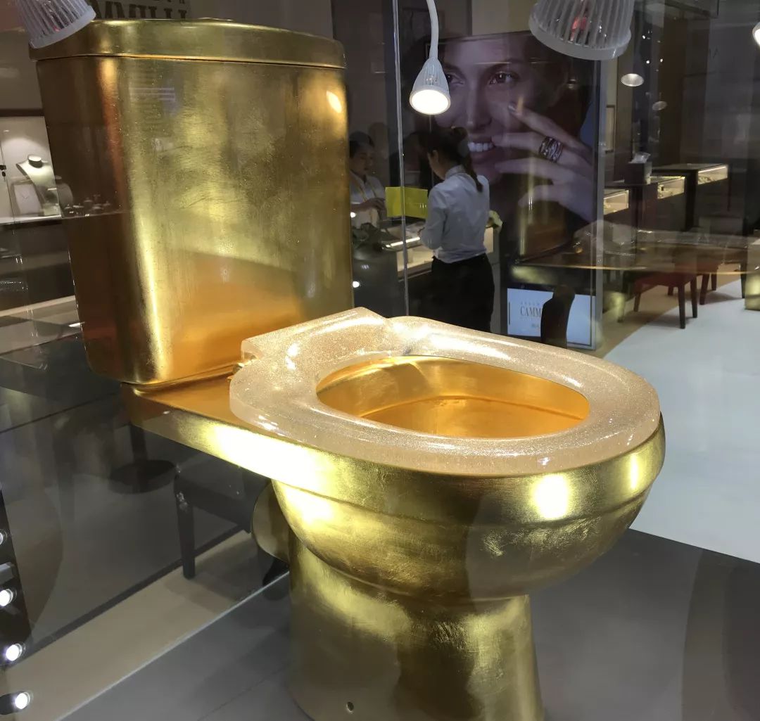 进博会开眼界黄金马桶钻石吉他带屏幕的lv箱包