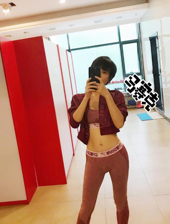 杨乐乐健身房挥汗如雨 大秀身材马甲线惹眼