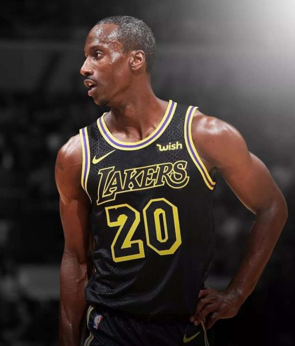 故事的主角叫安德烈·英格拉姆,一个32岁,头发有些发白的中年美国人.