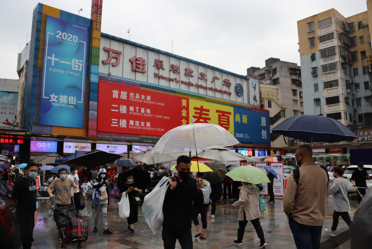 万佳服装市场复市两日后，大批商户重新开业。 新京报记者 陆一夫 摄