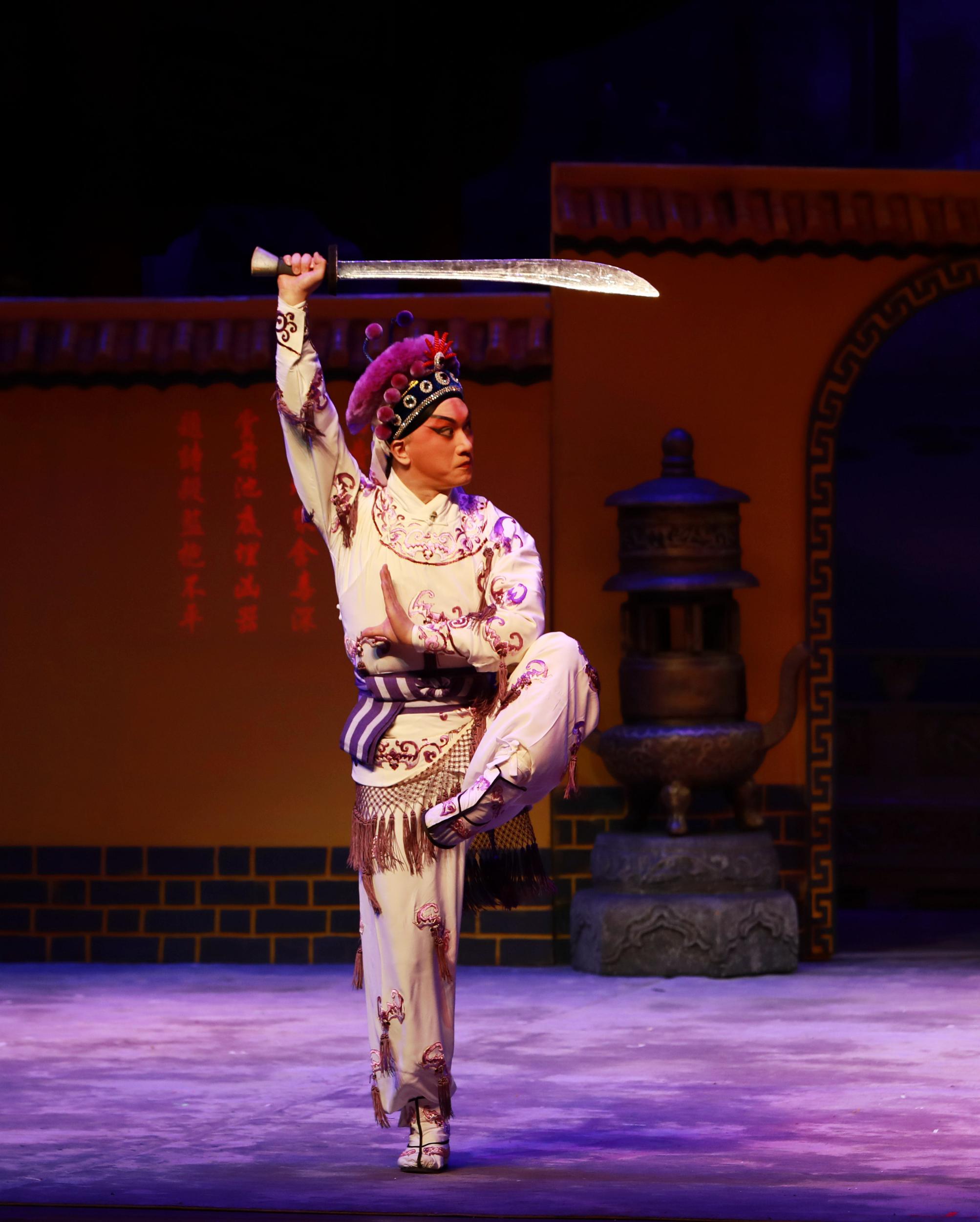 对于吴响军而言,展昭文武并重,这就需要以唱带动情节的同时,以武功