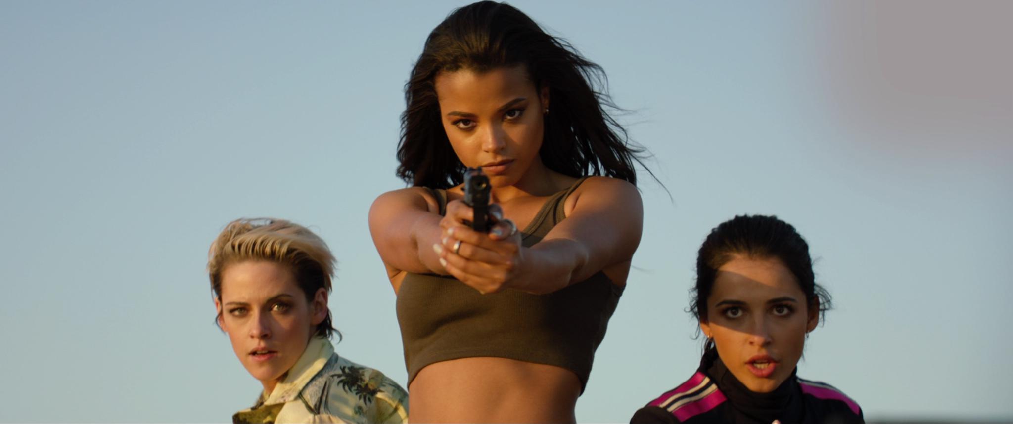 新霹雳娇娃首曝动作戏近距离爆炸惊险飞车全都有