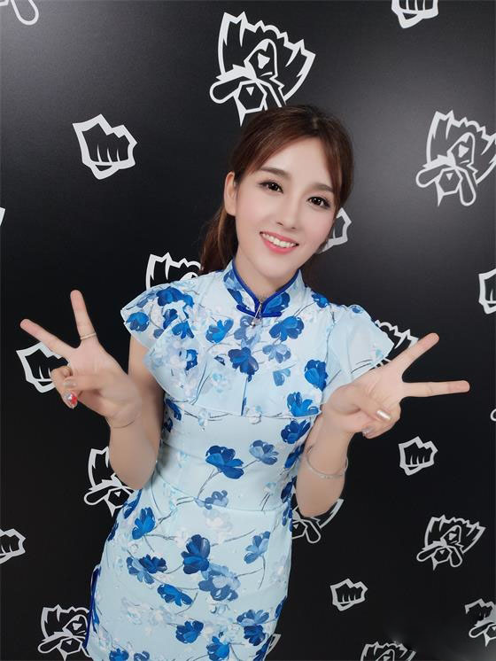 lol女解说旗袍秀:余霜更显气质,rita凹凸有致,苏小妍不可描述