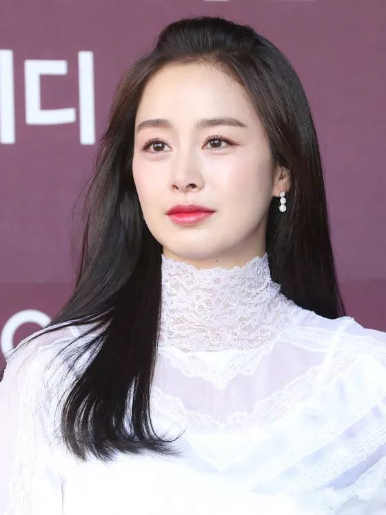 rain妻子金泰希产后复出,穿白裙清新优雅,纯天然美人脸一点没变