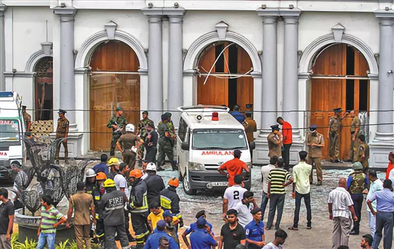 爆炸发生后，一辆救护车停在圣安东尼教堂外。