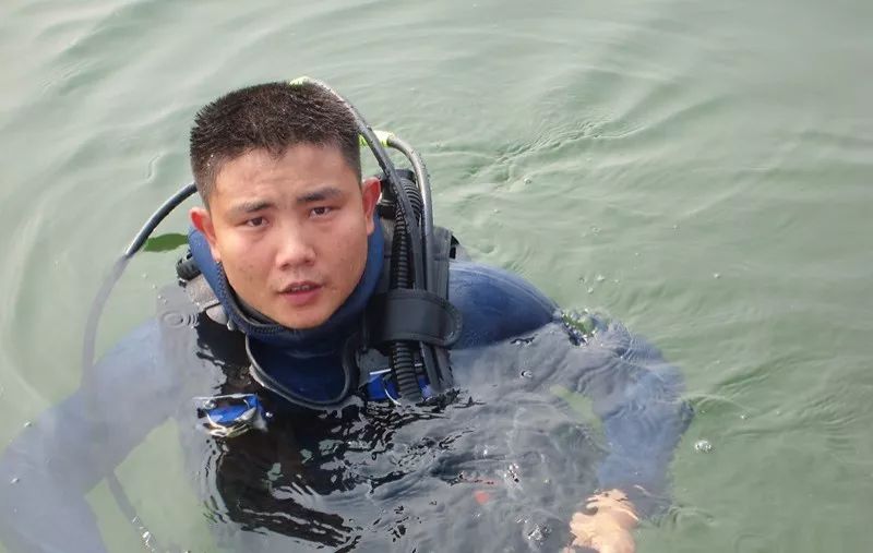 风险为伍压力作伴这就是海军潜水员的水下人生时代精兵第107期