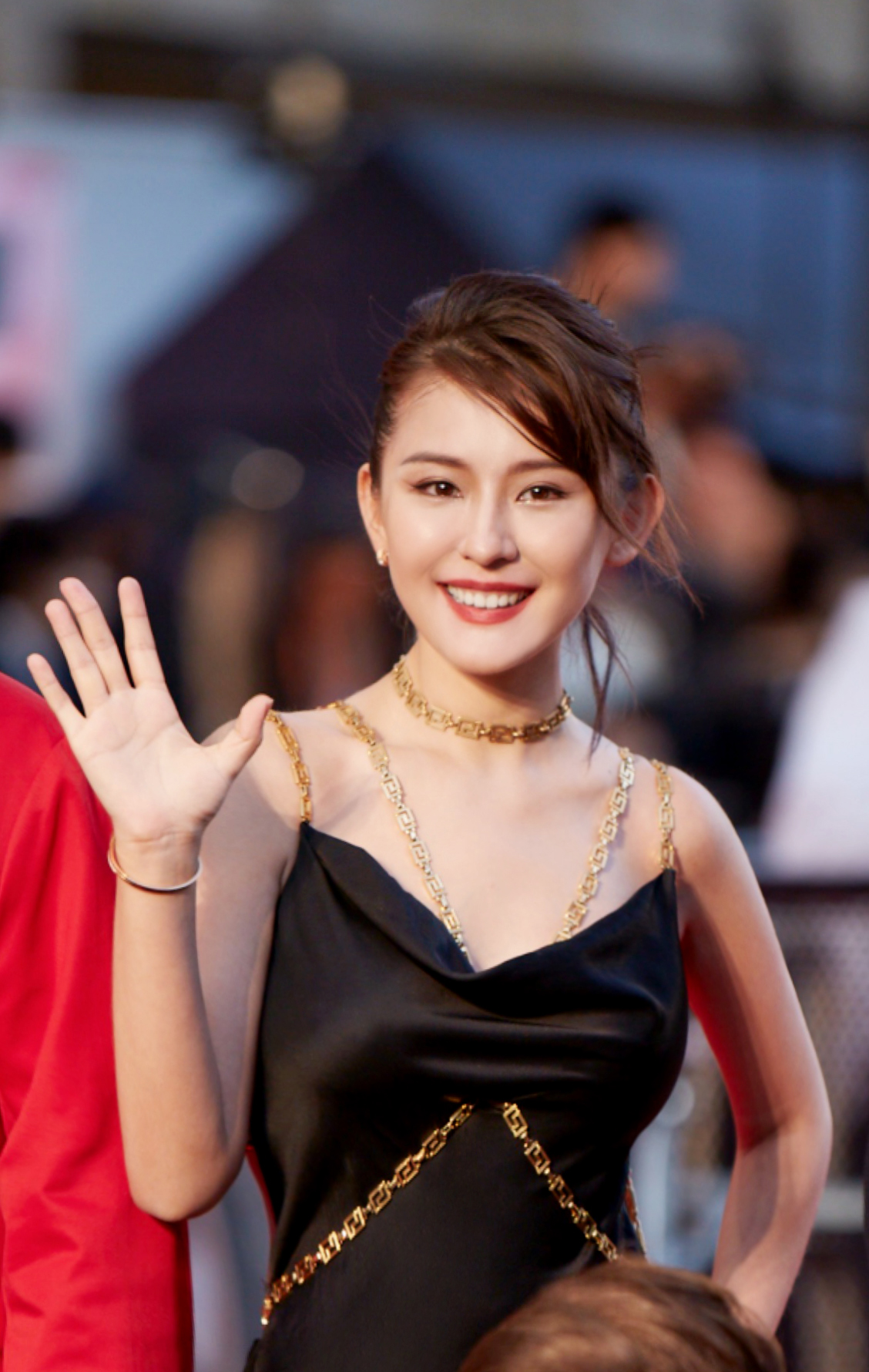 热依扎又火了一袭露背裙嗨翻东京红毯三线演员走出巨星既视感