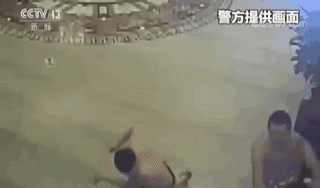 △“黑家军”在江津某酒吧打砸的画面，起因为团伙成员程某在酒吧玩耍时与人发生纠纷。