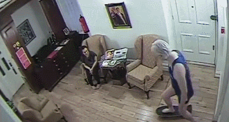阿桑奇在厄瓜多尔驻英使馆房间内玩滑板 截图来自观察者网视频