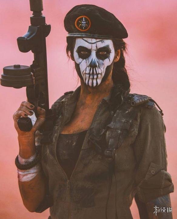 国外妹子cos《彩虹六号:围攻》"审问女" 鬼脸妆容吓人!