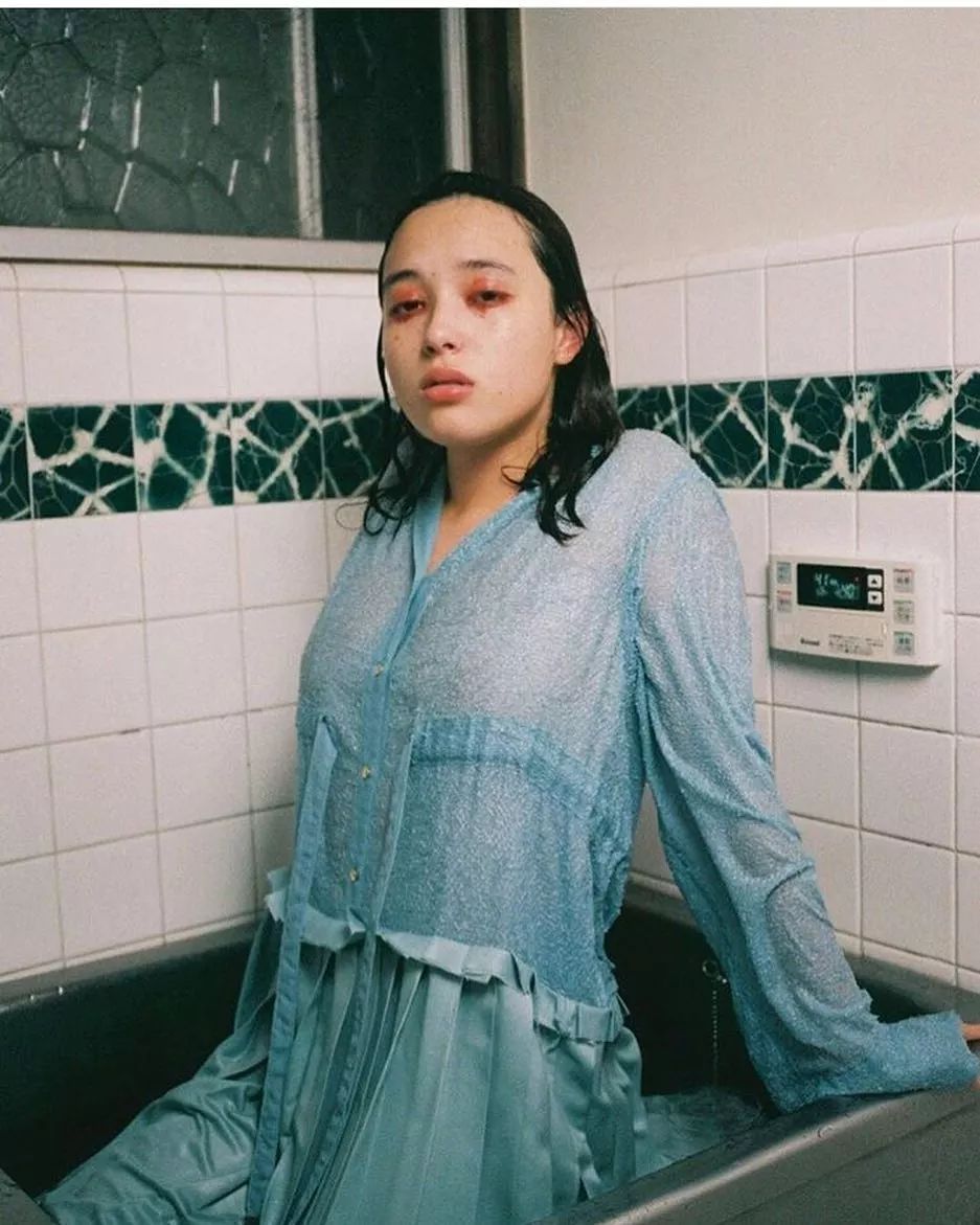 壁纸丨世间女孩那么多,唯有"厌世脸"经久不衰!