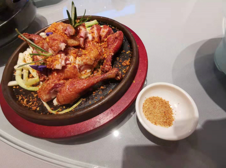 较高的菜品价格使得不少普通老百姓望而却步;森隆饭庄重新开业后,价格