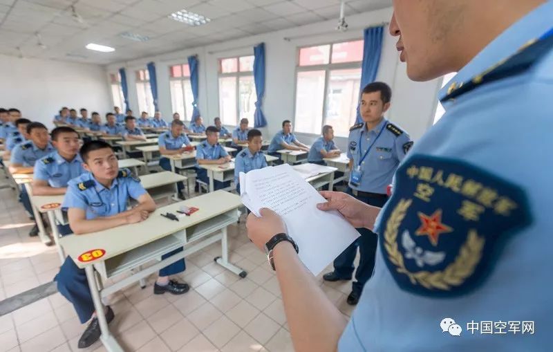 没有家长,纠察的钢盔铮亮……|空军|纠察|钢盔_新浪军事_新浪网